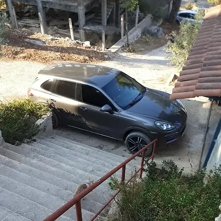 Vila Jakupi *